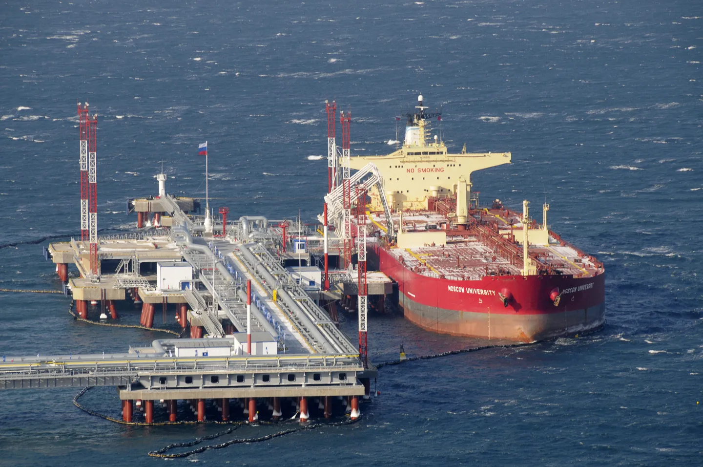 /images/noticias/Um cargueiro de Petroleo russo na doca.jpg